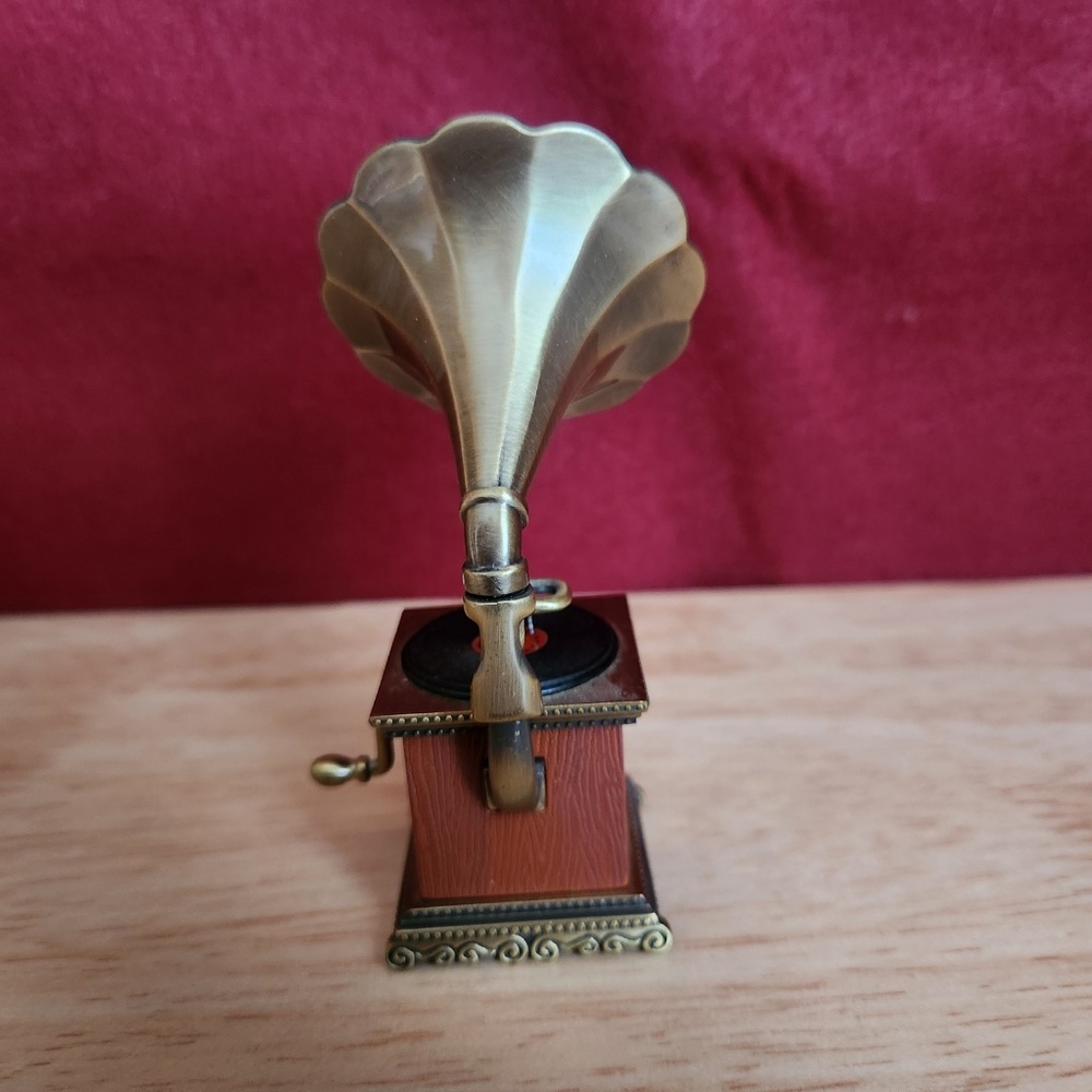Mini Gramaphone Clock - Picture 4 of 5